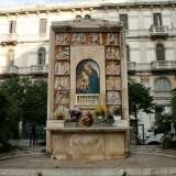 In realt� non tutti sanno che quella che � possibile ammirare oggi non � l�icona originale, ma una copia posta sulla piazza nel 1956